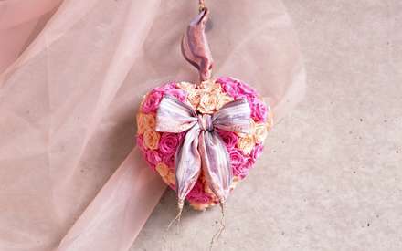 يك حلقه گل رز صورتي و گلبهی به شكل قلب