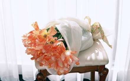 يك دسته گل نارنجي زيبا