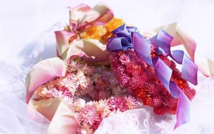 سه حلقه گل با رنگهاي متنوع