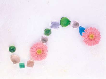 گلهاي صورتي زيبا روي زمين