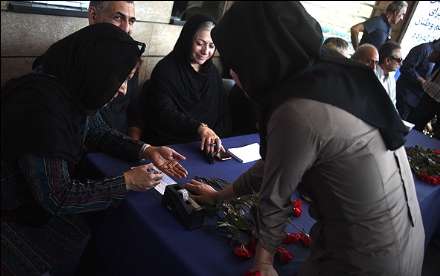 گزارش تصویری ازجمع آوری کمک های مردمی سینماگران برای زلزله زدگان آذربایجان شرقی