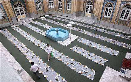 سفره های افطار شب های رمضان در مساجد مشهد