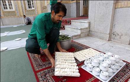 سفره های افطار شب های رمضان در مساجد مشهد