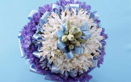 يك دسته گل سفيد و بنفش