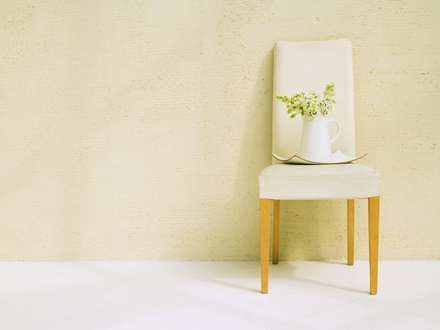 يك دسته گل سفيد در گلدان روي صندلي