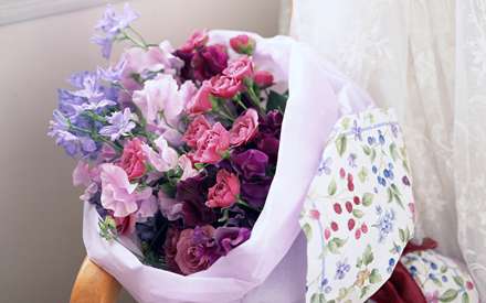 يك دسته گل با گلهاي متنوع