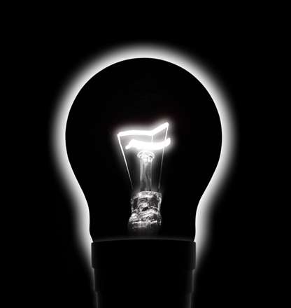 لامپ روشن در تاريكي