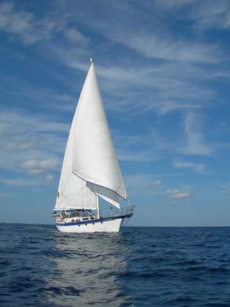 کشتی پهناور روی آب