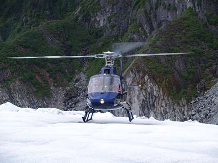 هلی کوپتر درحال نشستن روی برف