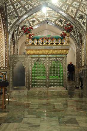 قبر شریفش علامه مجلسی اعلی الله مقامه در جامع اصفهان کنار پدر بزرگوارش