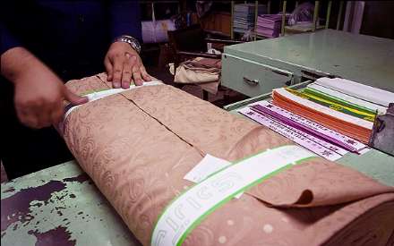 گزارش تصویری از کارخانه پارچه بافی  در تهران