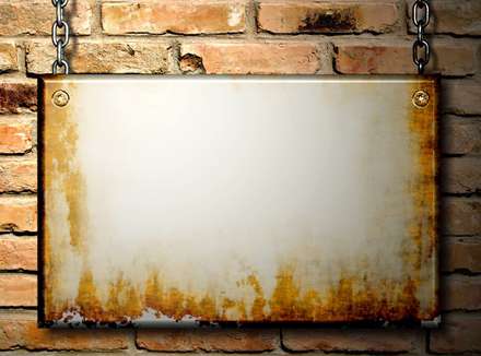 قاب گرافيكي تابلوي فلزي روي ديوار آجري