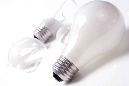 يك لامپ شكسته و يك لامپ سالم