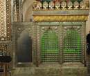 قبر شریفش علامه مجلسی اعلی الله مقامه در جامع اصفهان کنار پدر بزرگوارش
