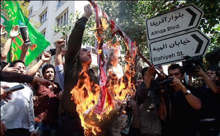 گزارش تصویری از  تجمع دانشجویان مقابل سفارت سوئیس