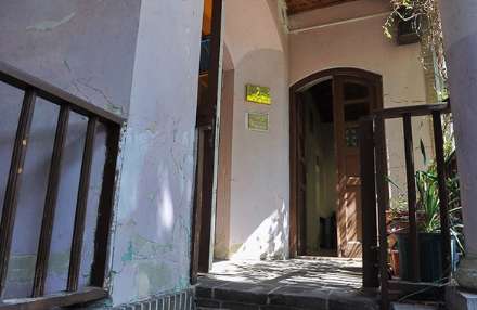 حال خانه‌ی "صادق هدایت " خوب نیست