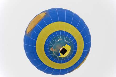 بالن آبی درآسمان