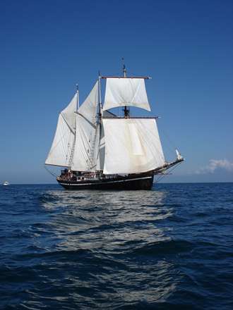 کشتی پهناور روی آب