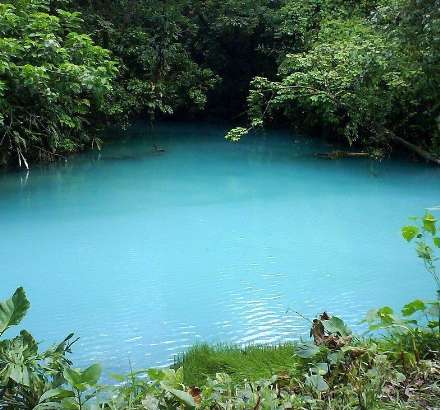 رود خانه ای به رنگ فیروزه ای در کاستاریکا