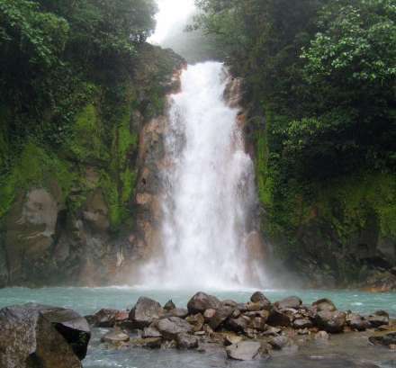 رود خانه ای به رنگ فیروزه ای در کاستاریکا