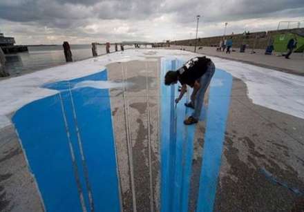 نقاشی‌های سه‌بعدی روی آسفالت