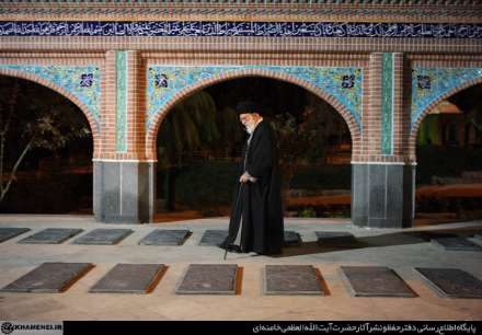حضور مقام معظم رهبری در گلزار شهدای بجنورد و امام‌زاده عباس ابن موسی (ع)