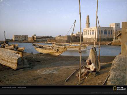 ساختن تور ماهيگيري كنار رودخانه