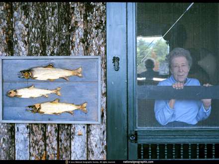 پير زني كنار پنجره