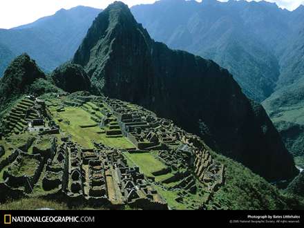 نمايي از قلعه اي نيمه تخريب شده بالاي كوه