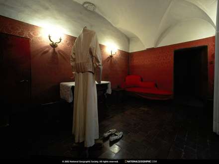 جالباسی در وسط اتاق