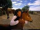 تصویری از یک زن با کره اسب
