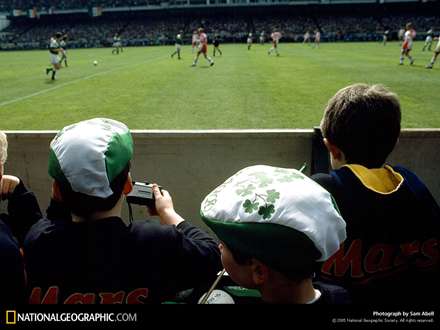 كودكان در استاديوم فوتبال