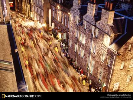 تردد مردم در یک کوچه