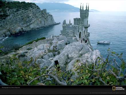 يك بناي قديمي در كنار ساحل