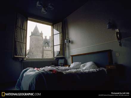 پنجره اتاق خواب رو به قلعه