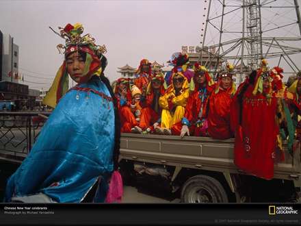 مردان و زناني با لباسهاي زينتي