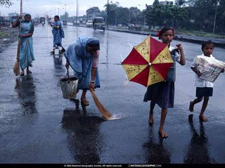 زنان در حال نظافت کنار جاده