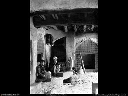 دو نفر در یک خانه قدیمی