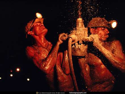 كارگران در حال حفاري زمين