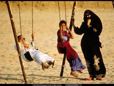 تاب بازي كودكان در صحرا