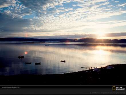 نمايي از يك درياچه در هنگام غروب آفتاب
