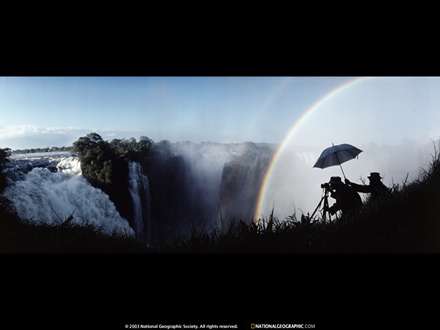 رنگین کمان در کنار آبشار