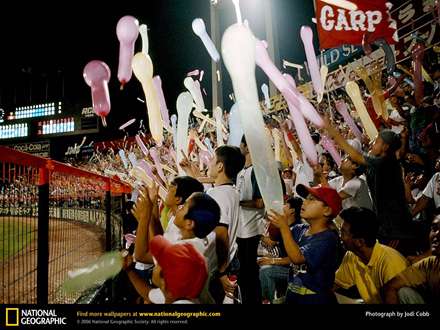 رها كردن بادكنك ها در استاديوم