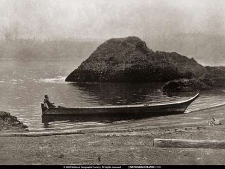 تصوير سياه و سفيد قايقي در ساحل