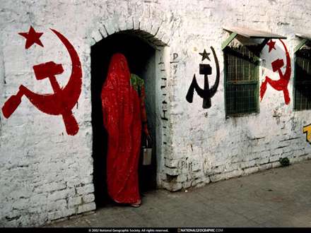 آرم حزب كارگر روسيه روي ديوار