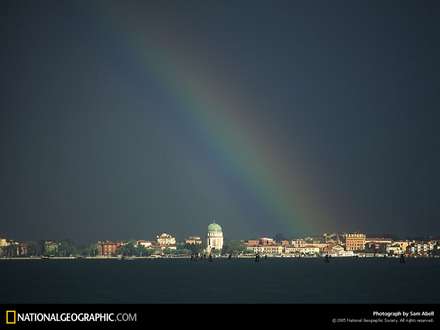 يك رنگين كمان بزرگ بر بالاي شهر