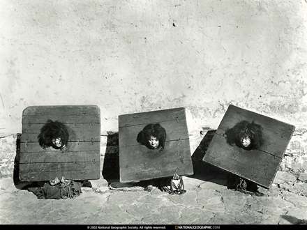 زندانيان دست و گردن بسته