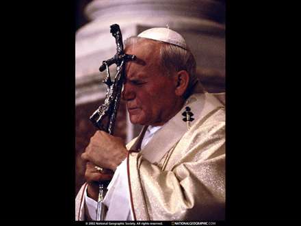 پاپ در حال انجام عبادات