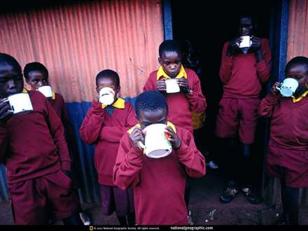 كودكان سياه پوست در حال خوردن آب