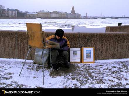 يك نقاش در كنار ساحل زمستاني